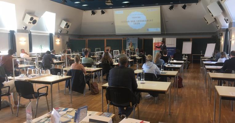 Raum des Fachtags mit zuhörenden Teilnehmer_innen